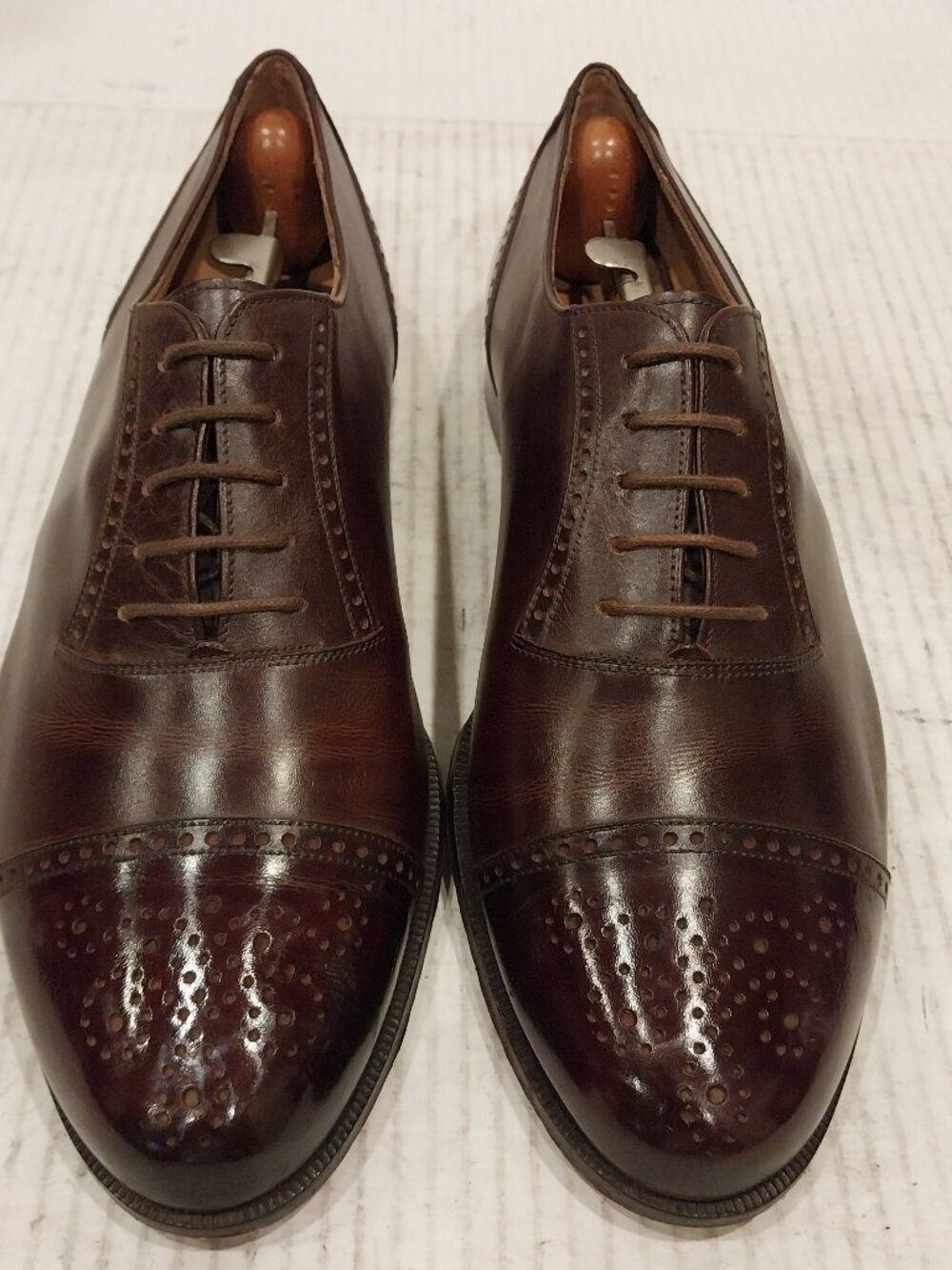 BALLY men's (SAVE $900) size 7.5 D brown Oxford.